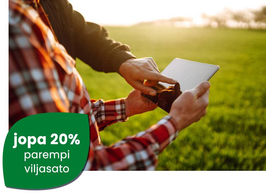 Kaksi viljelijää tutkimassa padin ruutua heinäpellon laidalla. Kuvan nurkassa on vihreän lehden muotoinen nosto, jossa lukee: jopa 20% parempi viljasato.